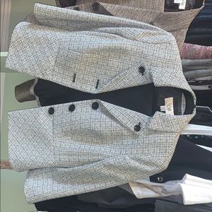 Women’s blanco and white skirt suit